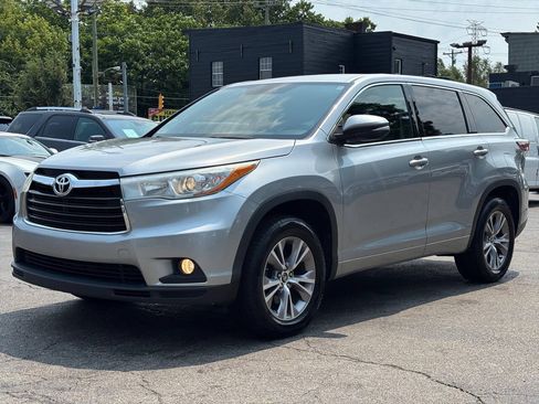 Used 2016 Toyota Highlander Plus FWD image 4