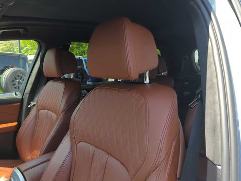 Used 2024 BMW X7 xDrive40i w/ M Sport Package AWD/4WD image 15