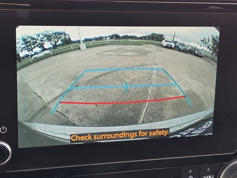 Used 2025 Toyota Highlander LE FWD image 19