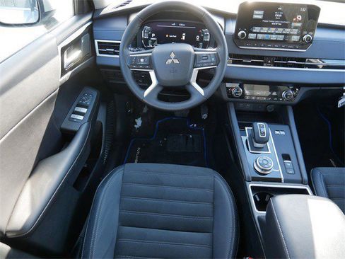 Used 2025 Mitsubishi Outlander SE image 10