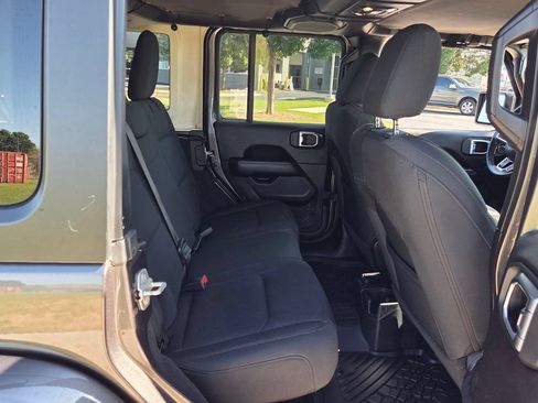 Used 2019 Jeep Wrangler Unlimited Sahara AWD/4WD image 12