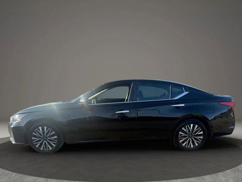 Used 2024 Nissan Altima 2.5 SV image 8