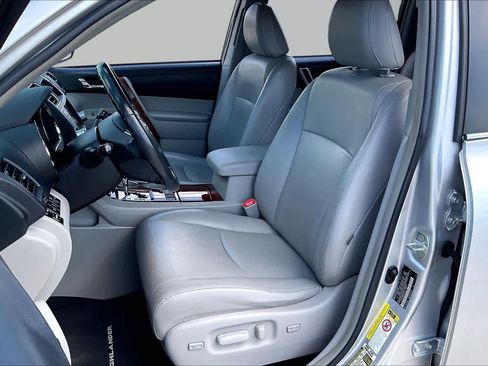 Used 2012 Toyota Highlander Limited w/ Tow Pkg FWD image 7