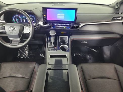 Used 2025 Toyota Sienna XSE w/ XSE Premium Package FWD image 16