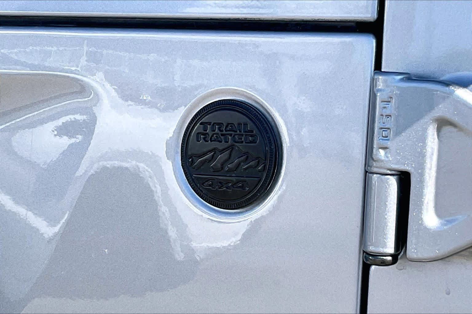 Used 2018 Jeep Wrangler Unlimited Sahara AWD/4WD image 27