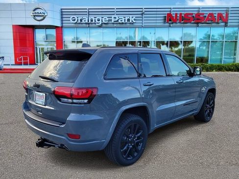 Used 2022 Jeep Grand Cherokee Laredo AWD/4WD image 2