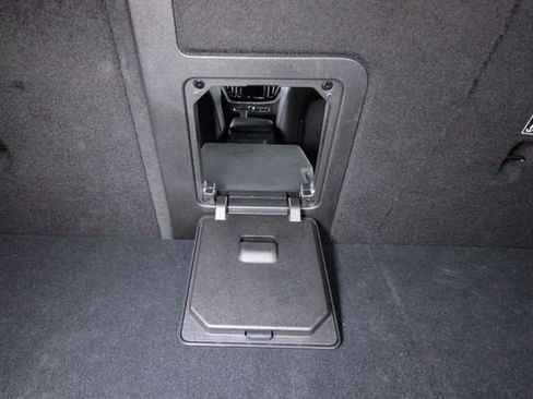 Certified 2025 Volvo XC60 B5 Plus w/ Climate Package AWD/4WD image 28
