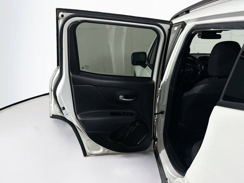 Used 2018 Jeep Renegade Altitude FWD image 24