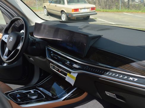 Certified 2025 BMW X7 xDrive40i w/ Premium Package image 38