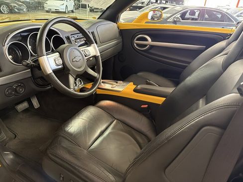 Used 2004 Chevrolet SSR w/ Preferred Equipment Group RWD image 10