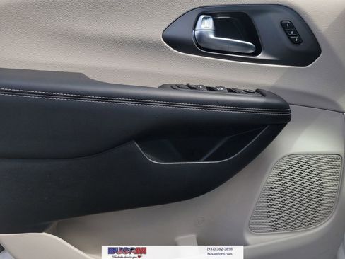 Used 2023 Chrysler Pacifica Touring-L FWD image 16