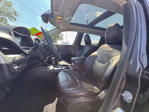 Used 2018 Jeep Cherokee Trailhawk w/ Quick Order Package 27L AWD/4WD image 17