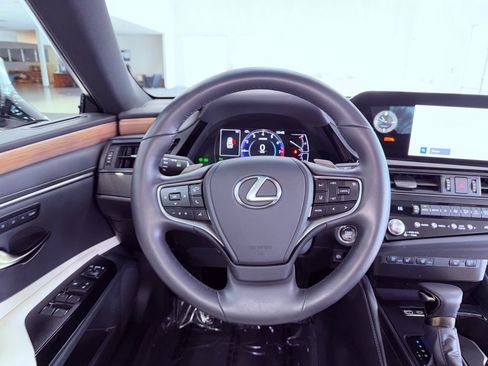 Certified 2025 Lexus ES 350 w/ Premium Package image 17