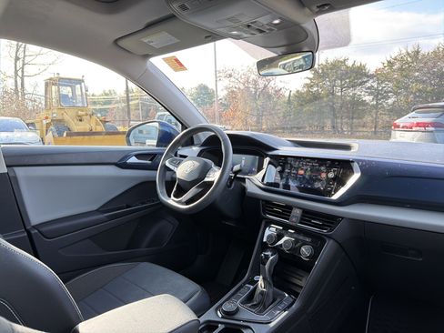 Certified 2023 Volkswagen Taos SE w/ Panoramic Sunroof Package image 16