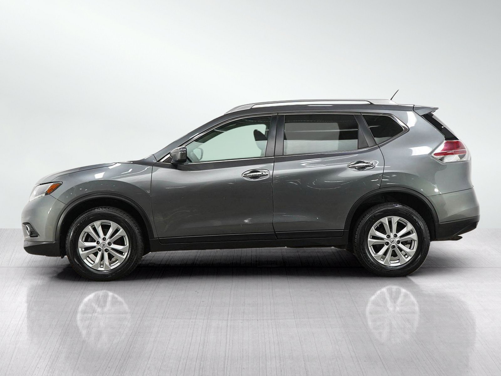 Used 2016 Nissan Rogue SV w/ SV Moonroof Package AWD/4WD image 2