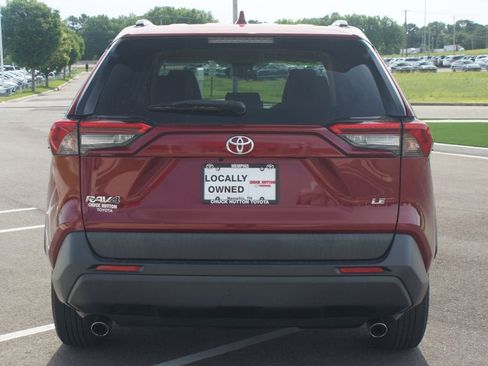 Used 2019 Toyota RAV4 LE FWD image 3