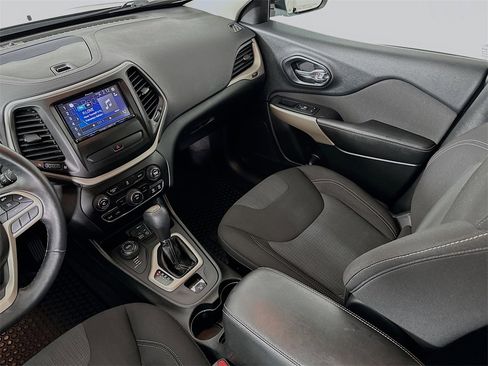 Used 2017 Jeep Cherokee Latitude w/ Cold Weather Group image 23