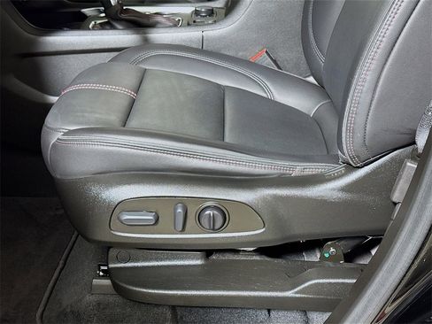 Used 2022 Chevrolet Traverse RS image 17