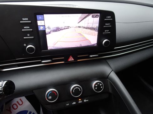 Used 2024 Hyundai Elantra SE FWD image 17
