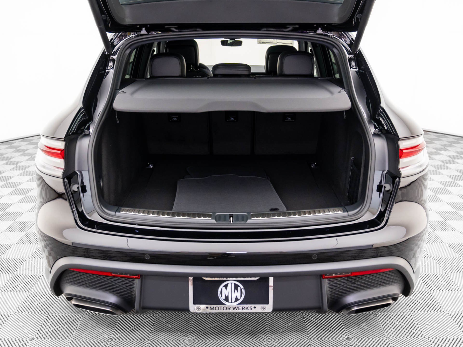 Used 2026 Porsche Macan AWD/4WD image 32