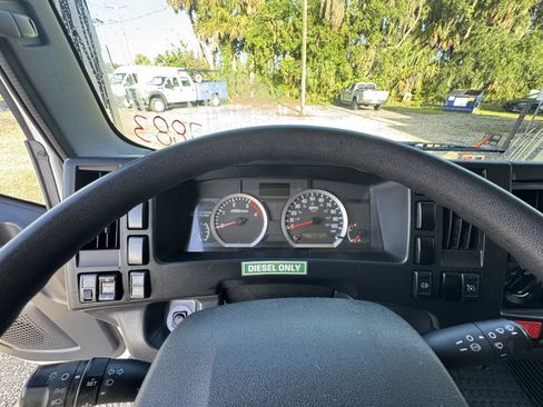 Used 2024 Isuzu NPR 4500 HD RWD image 22