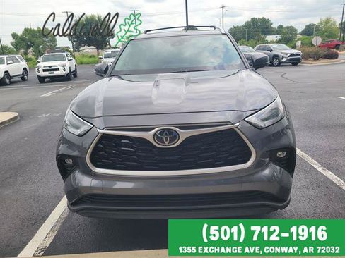 Used 2023 Toyota Highlander XLE FWD image 2