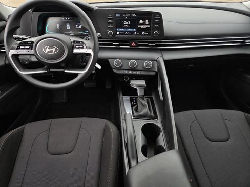 Used 2025 Hyundai Elantra SE FWD image 8
