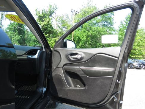 Used 2016 Jeep Cherokee Trailhawk w/ Comfort/Convenience Group AWD/4WD image 12