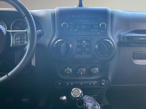 Used 2017 Jeep Wrangler Unlimited Sahara AWD/4WD image 10