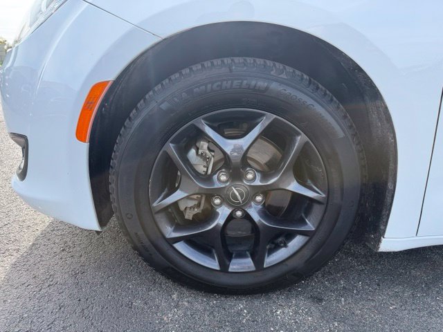 Used 2020 Chrysler Pacifica Limited FWD image 19