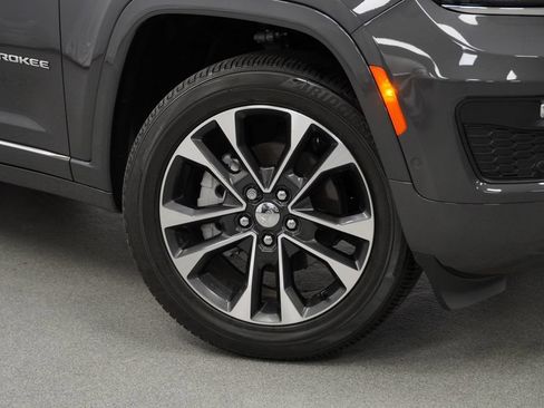 Certified 2025 Jeep Grand Cherokee Overland w/ Trailer Tow Package AWD/4WD image 8
