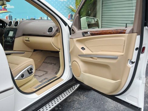 Used 2011 Mercedes-Benz GL 450 4MATIC image 36