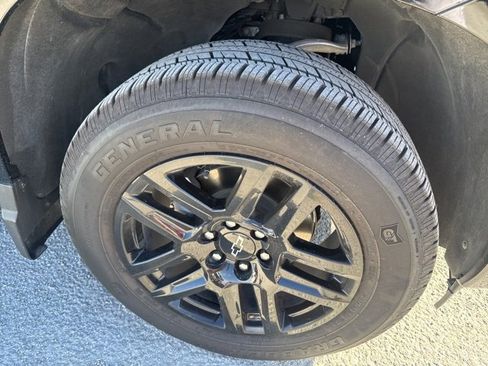 Used 2025 Chevrolet Silverado 1500 Custom image 12