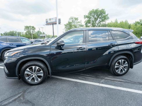 Used 2023 Toyota Highlander XLE AWD/4WD image 3