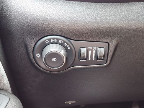 Used 2025 Jeep Compass Latitude AWD/4WD image 32