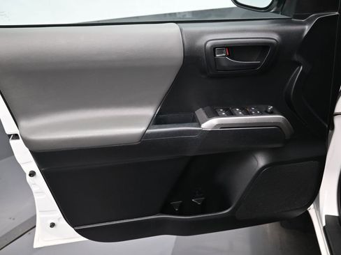 Certified 2022 Toyota Tacoma SR5 AWD/4WD image 11