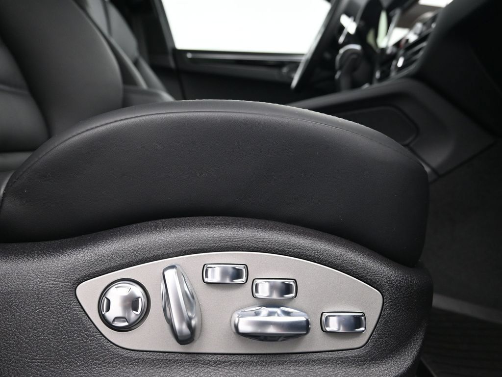 Certified 2026 Porsche Macan AWD/4WD image 15