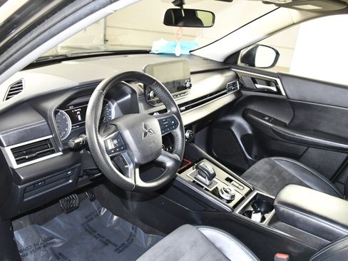 Used 2023 Mitsubishi Outlander SE AWD/4WD image 2