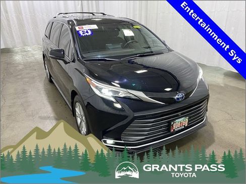 Certified 2024 Toyota Sienna Platinum image 1
