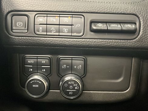 Used 2022 GMC Yukon XL Denali AWD/4WD image 32