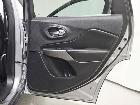 Used 2021 Jeep Cherokee Latitude Lux image 32