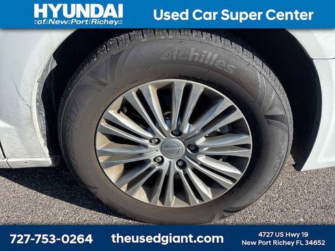 Used 2014 Chrysler Town & Country Touring-L image 6