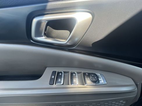 Used 2025 Kia Carnival FWD image 23