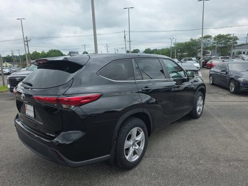 Used 2023 Toyota Highlander LE AWD/4WD image 4