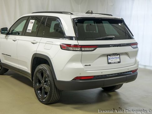 Used 2023 Jeep Grand Cherokee Altitude AWD/4WD image 7