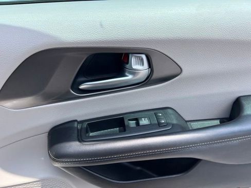 Used 2018 Chrysler Pacifica Limited FWD image 35