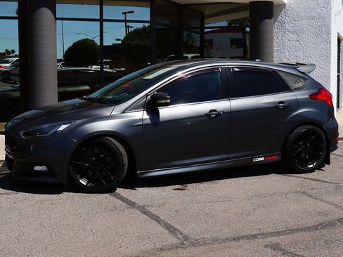 Used 2018 Ford Focus ST FWD image 4