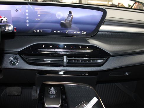 Used 2025 Buick Enclave Avenir image 33