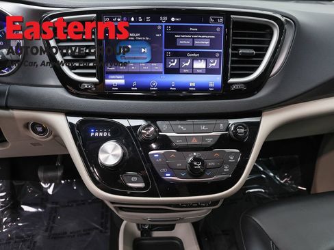 Used 2023 Chrysler Pacifica Touring-L FWD image 12