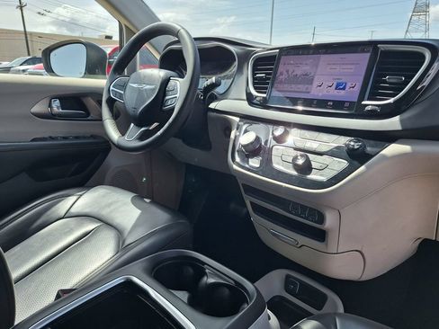 Used 2023 Chrysler Pacifica Touring-L FWD image 25